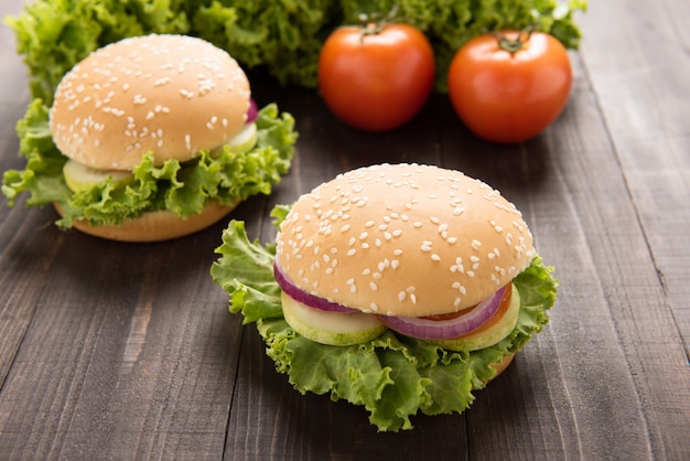 Groentenhamburger met frieten op de houten lijst.