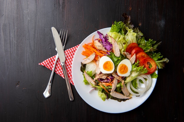 Groentensalade op houten lijst