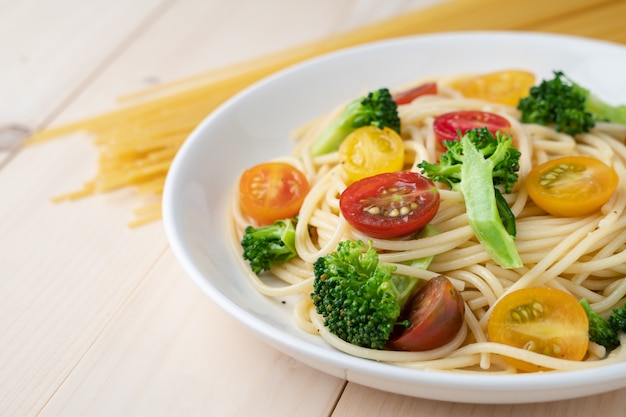 Groentenspaghetti met tomaat en broccoli