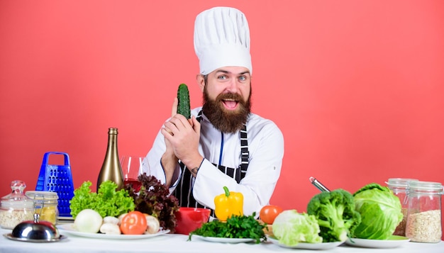 Groentesalade Bebaarde man kok in keuken culinaire Gezonde voeding koken Dieet en biologische voeding vitamine Vegetarische Rijpe chef-kok met baard Chef-kok man in hoed Geheime smaak recept