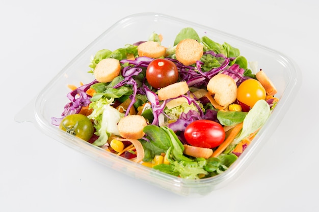 Groentesalade in doorzichtige plastic beker