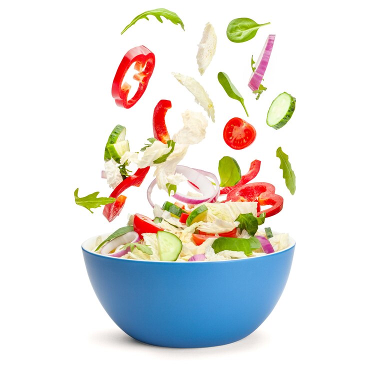 Foto groentesalade in levitatie verse vegetarische salade van komkommers kool cherrytomaatjes