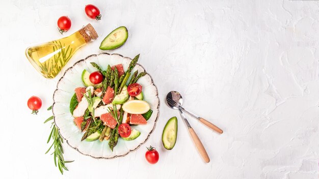 Groentesalade met asperges en tomaat Plat lag Banner Bovenaanzicht