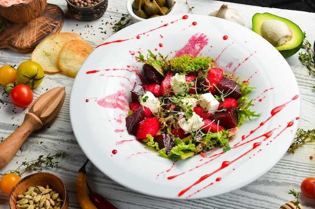 Groentesalade met bieten en fetakaas Gezonde voeding Bovenaanzicht Rustiek