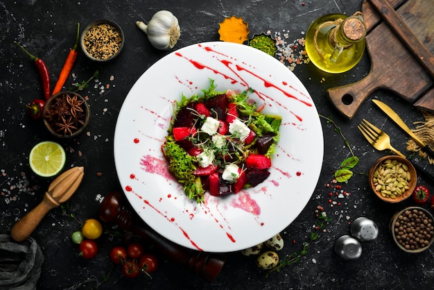 Groentesalade met bieten en fetakaas Gezonde voeding Bovenaanzicht Rustiek