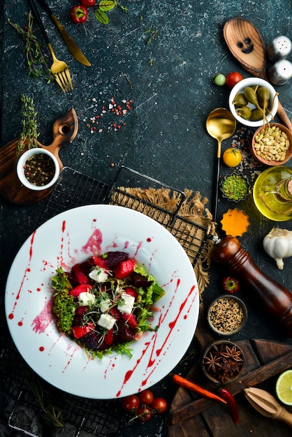 Groentesalade met bieten en fetakaas Gezonde voeding Bovenaanzicht Rustiek