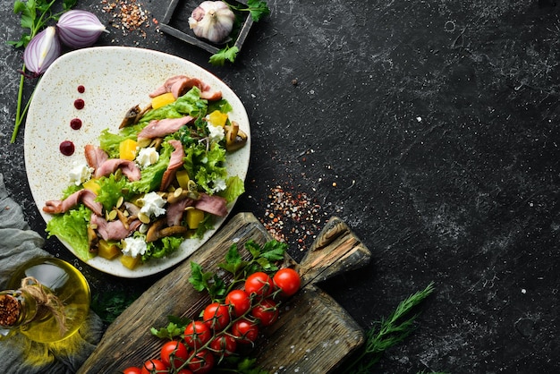 Groentesalade met champignons en spek op een bord Bovenaanzicht vrije ruimte voor uw tekst Rustieke stijl