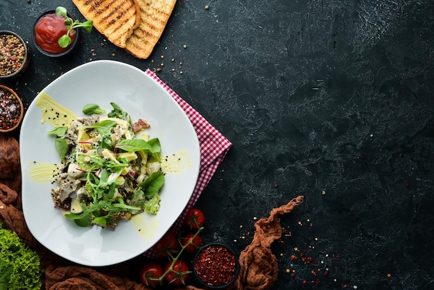 Groentesalade met champignons, kaas en spek eten bovenaanzicht vrije ruimte voor uw tekst