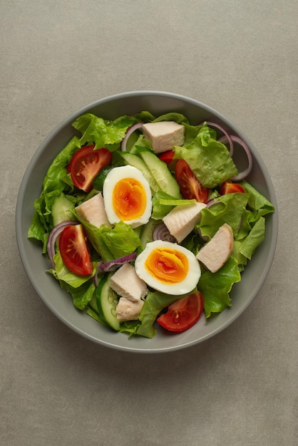 Groentesalade met een ei op een grijze achtergrond