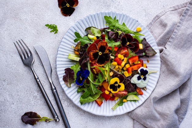 Groentesalade met eetbare bloemen