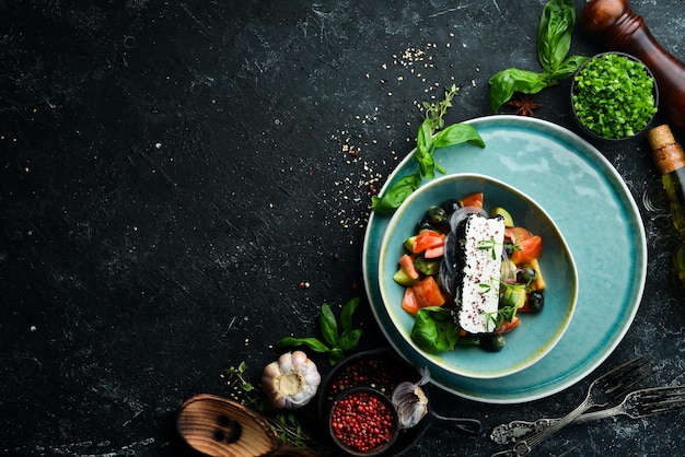 Groentesalade met fetakaas en olijven Griekse salade Bovenaanzicht Rustiek