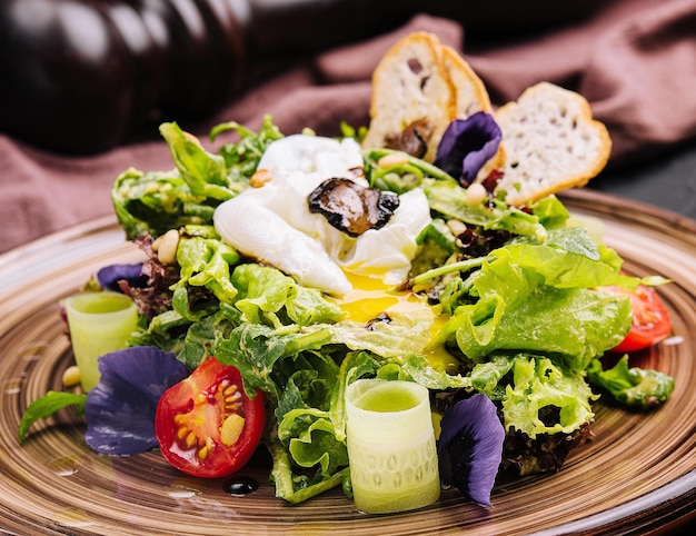 Groentesalade met gepocheerd ei op een bord