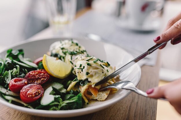 Foto groentesalade met gepocheerd ei, spinazie, chorizo. zomerrecept, keto-dieet. selectieve focus.