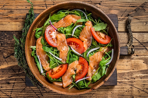 Groentesalade met gerookte zalm, rucola, tomaat en groene groenten