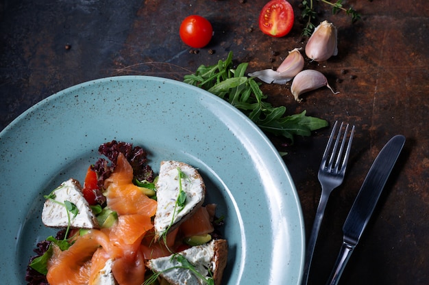 Groentesalade met gezouten zalm