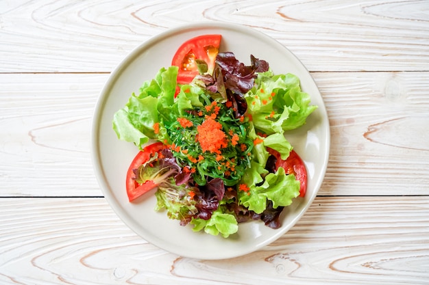 groentesalade met Japans zeewier en garnalen eieren