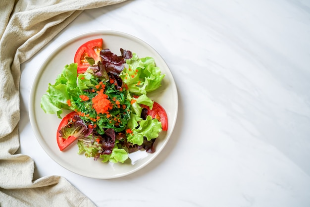 groentesalade met Japans zeewier en garnalen eieren