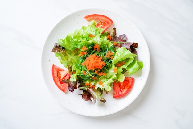 groentesalade met Japans zeewier en garnalen eieren