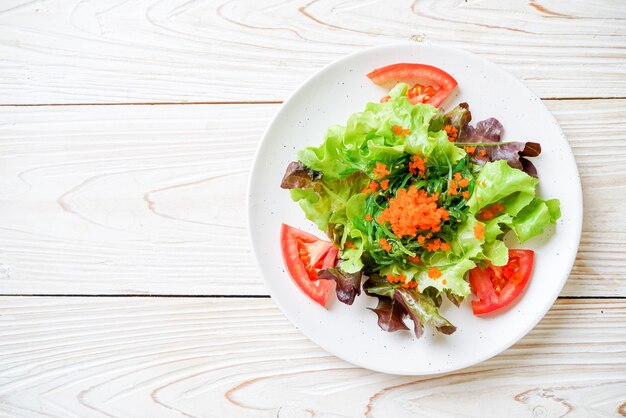 groentesalade met Japans zeewier en garnalen eieren