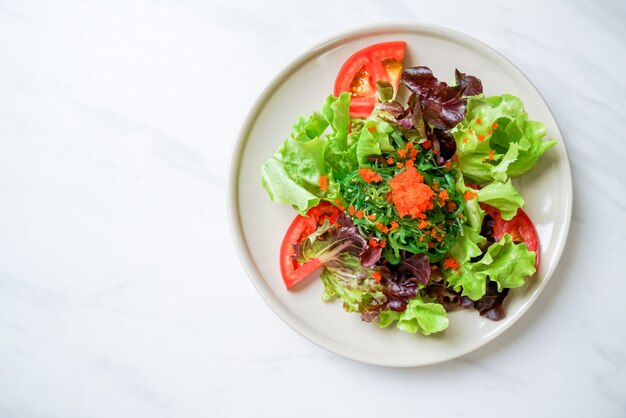 groentesalade met Japans zeewier en garnalen eieren