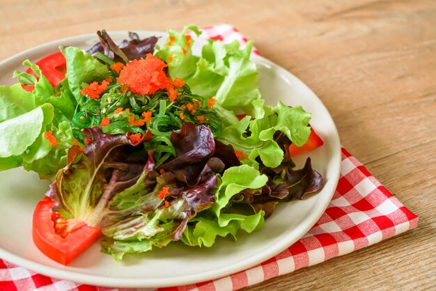 groentesalade met Japans zeewier en garnalen eieren