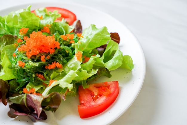 groentesalade met Japans zeewier en garnalen eieren