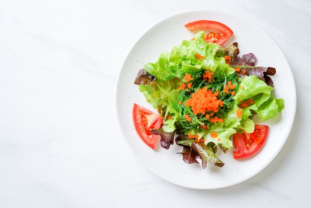 groentesalade met Japans zeewier en garnalen eieren