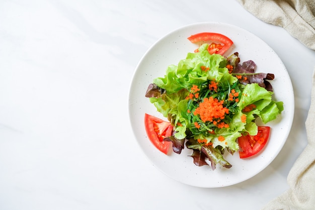 groentesalade met Japans zeewier en garnalen eieren