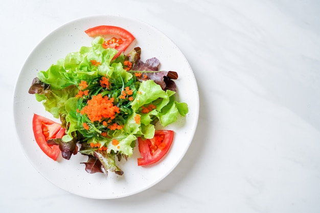 groentesalade met Japans zeewier en garnalen eieren