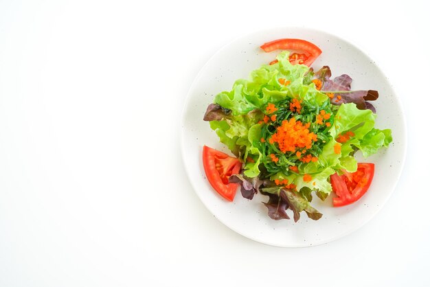 groentesalade met Japans zeewier en garnaleneieren op witte lijst