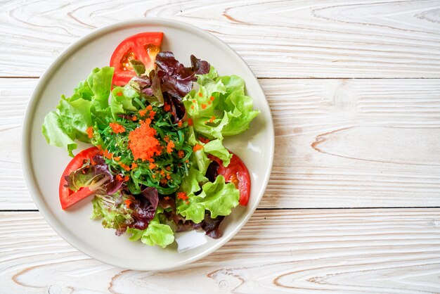 groentesalade met Japans zeewier en garnaleneieren