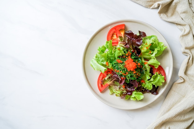 groentesalade met Japans zeewier en garnaleneieren