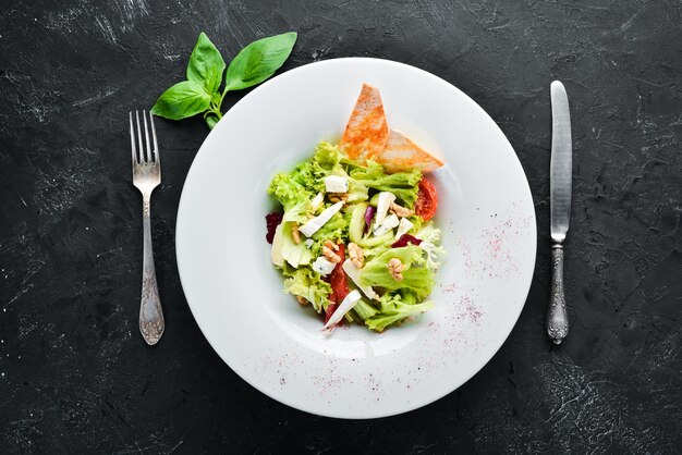 Groentesalade met kaasolijven en kerstomaatjes In het bord Bovenaanzicht Vrije ruimte voor uw tekst Rustieke stijl