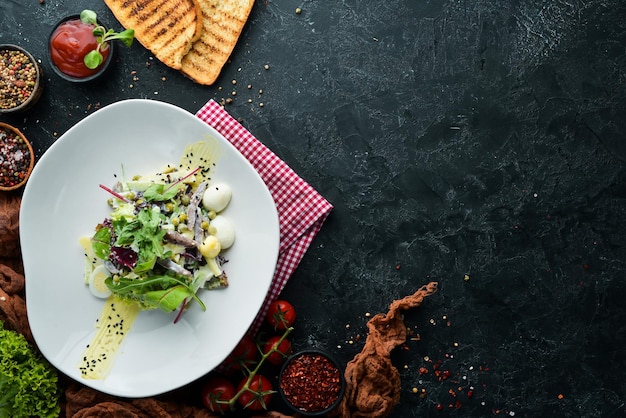 Groentesalade met kalfskwarteleitjes en mayonaise Eten Bovenaanzicht Vrije ruimte voor uw tekst