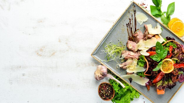 Groentesalade met kalfsvlees en Parmezaanse kaas Bovenaanzicht Vrije ruimte voor uw tekst