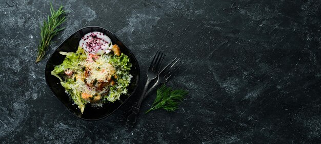 Groentesalade met kipfilet en gepocheerd ei Caesarsalade Bovenaanzicht Gratis kopieerruimte