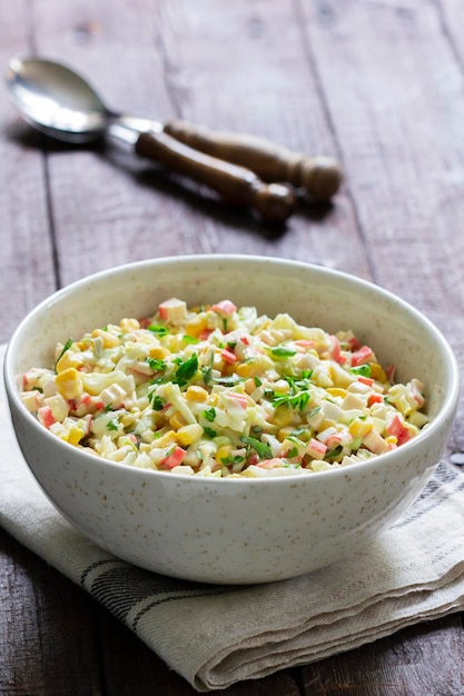 Groentesalade met krabsticks gekleed met mayonaise