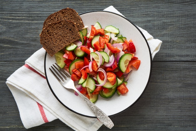 Groentesalade met paprika en komkommer