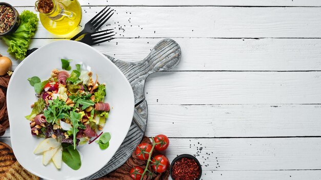 Groentesalade met prosciutto en noten Eten Bovenaanzicht Vrije ruimte voor uw tekst