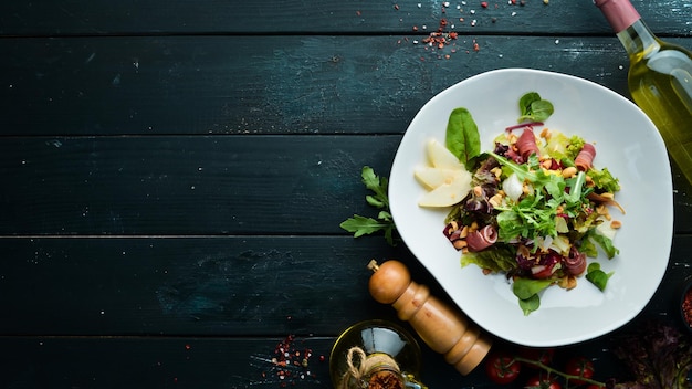 Groentesalade met prosciutto en noten Eten Bovenaanzicht Vrije ruimte voor uw tekst