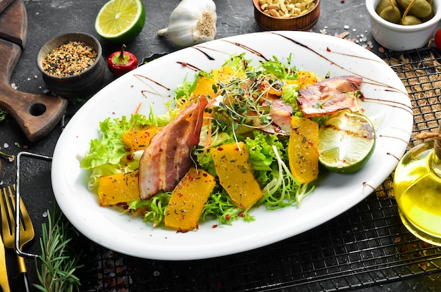 Groentesalade met spek en pompoen Gezonde voeding Bovenaanzicht Rustieke stijl