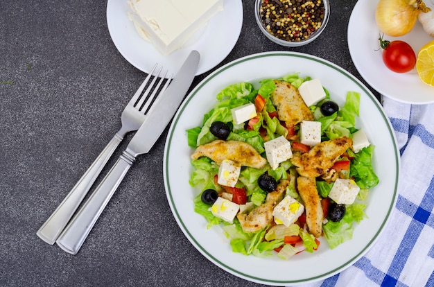 Groentesalade met tofu en kipfilet.