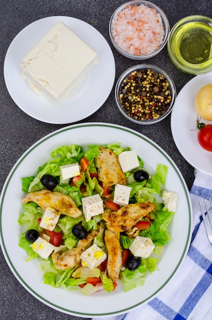 Groentesalade met tofu en kipfilet.