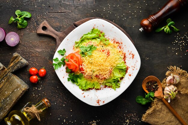 Groentesalade met tomaten en kaas Bovenaanzicht gratis kopieerruimte