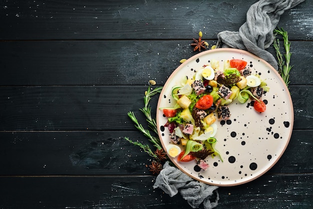 Groentesalade met tonijn en kwarteleitjes. Bovenaanzicht. Vrije ruimte voor uw tekst.