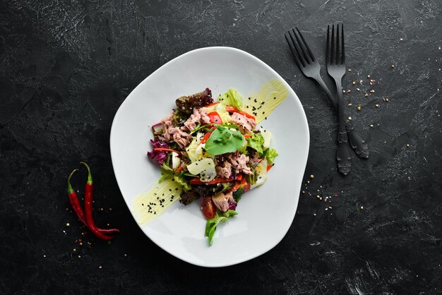 Groentesalade met tonijn en kwarteleitjes Eten Bovenaanzicht Vrije ruimte voor uw tekst