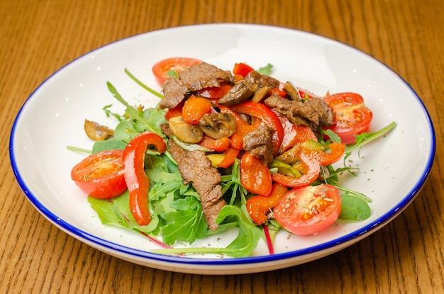 Groentesalade met vlees en champignons