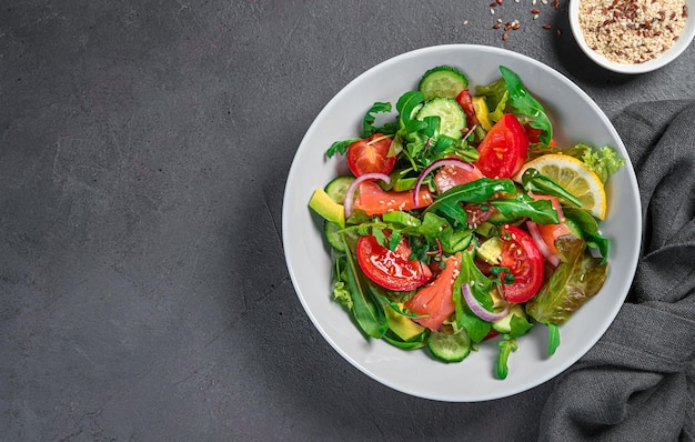 Groentesalade met zalm verse kruiden en sesam en lijnzaad Bovenaanzicht kopieerruimte