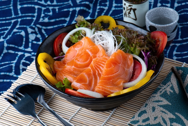 Groentesalade met zalmplak.