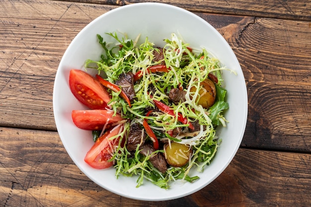 groentesalade op een houten achtergrond bovenaanzicht Evenwichtige diëten